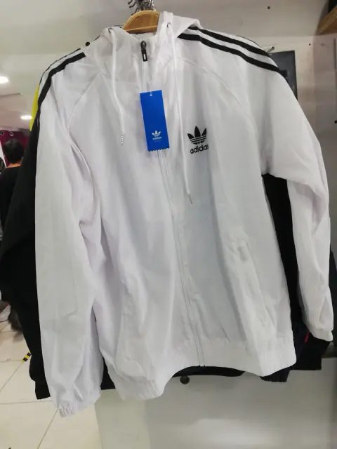 Chaqueta deportiva blanca en exhibición