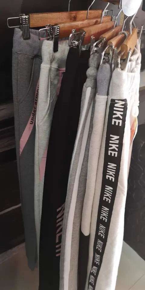 Pantalones deportivos en exhibición